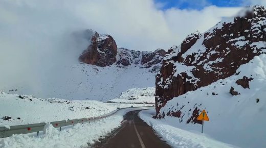 طقس اليوم الجمعة..تساقط الثلوج فوق قمم مرتفعات الأطلس الكبير، والتي يفوق علوها 2200 متر
